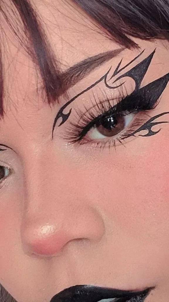 Dramatic 5+ Graphic Eyeliner Goth Looks to Master