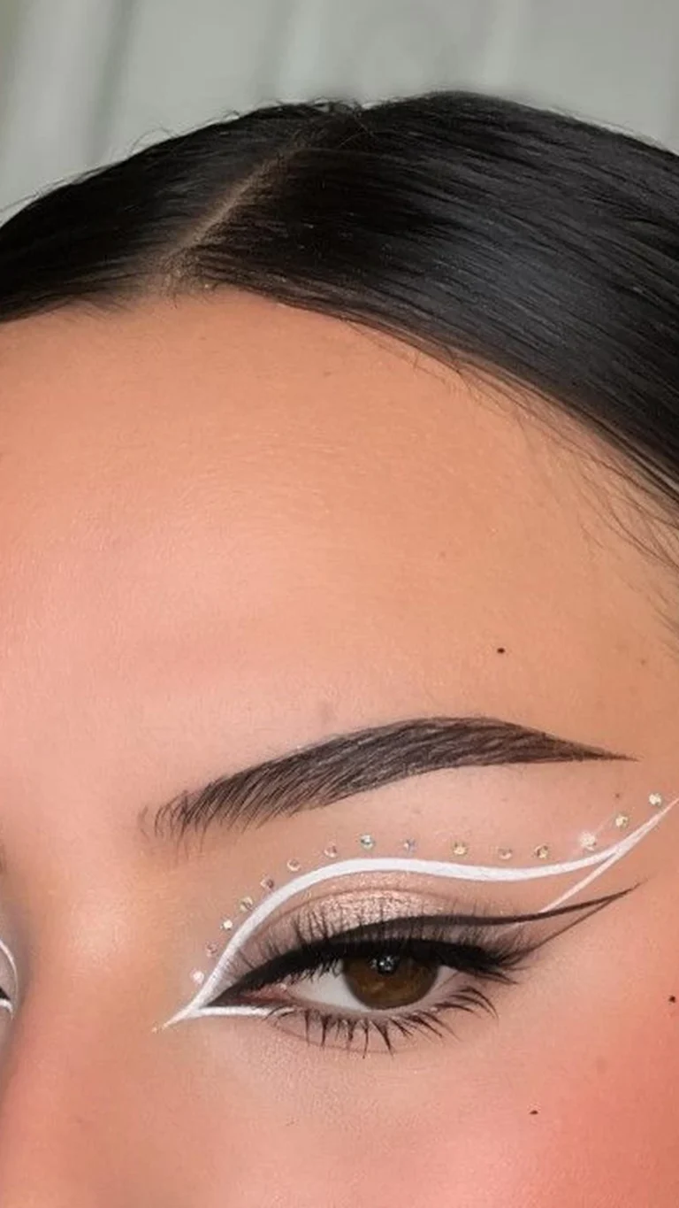 white graphic eyeliner 1